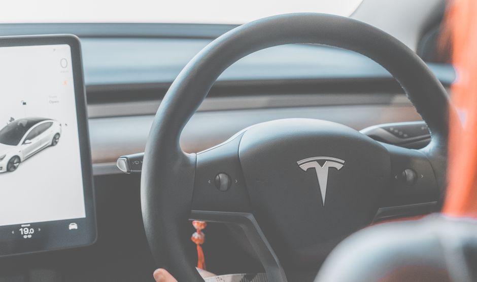 Elon Musk arremete contra