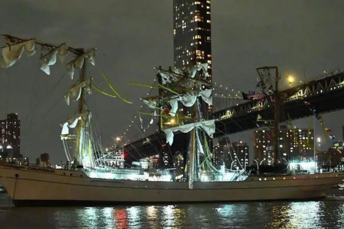 Buque Escuela mexicano choca contra el Puente de Brooklyn deja 2 fallecidos