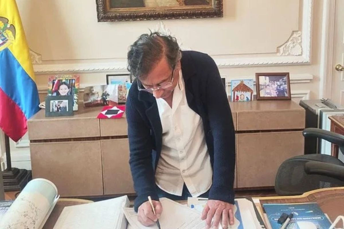 Gustavo Petro avanza con su consulta popular: Firma decreto que convoca a elecciones el 7 de agosto