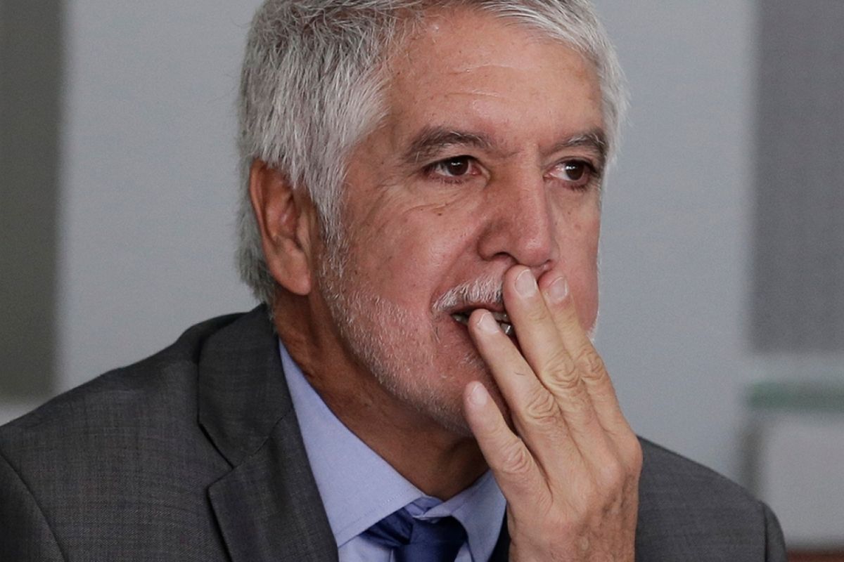 El exalcalde de Bogotá, Enrique Peñaloza, cayó en los FakeNews de las redes sociales y se hizo eco del supuesto fallecimiento del senador y precandidato presidencial Miguel Uribe Turbay, quien fue víctima de un atentado el sábado 7 de junio en Bogotá.