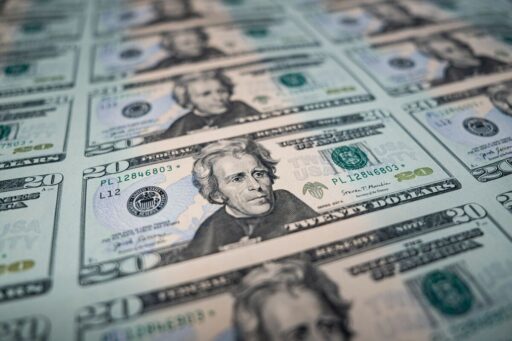 El dólar global toma fuerza tras recortes de la Reserva Federal