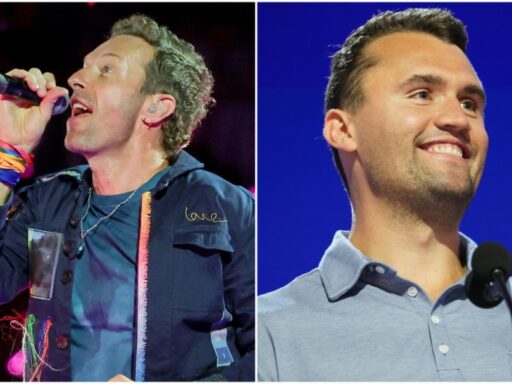 Criticas al lider de Coldplay tras pedir a sus seguidores que “envíen amor” a la familia de Charlie Kirk