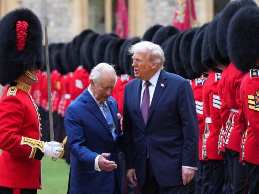 Reciben con honores a Donald Trump en Reino Unido