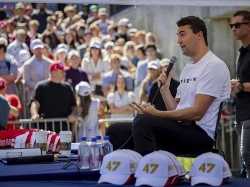 Difunden video del sospechoso del asesinato del activista Charlie Kirk