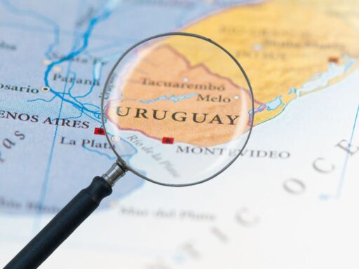 Economía de Uruguay se fortalece mientras crece el caos en la región