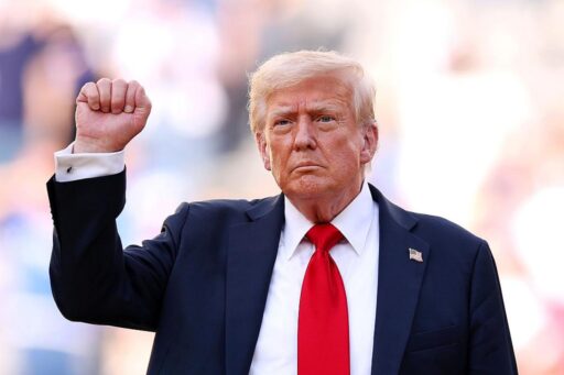 Donald Trump lanza heces a manifestantes