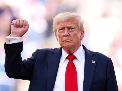 Donald Trump lanza heces a manifestantes