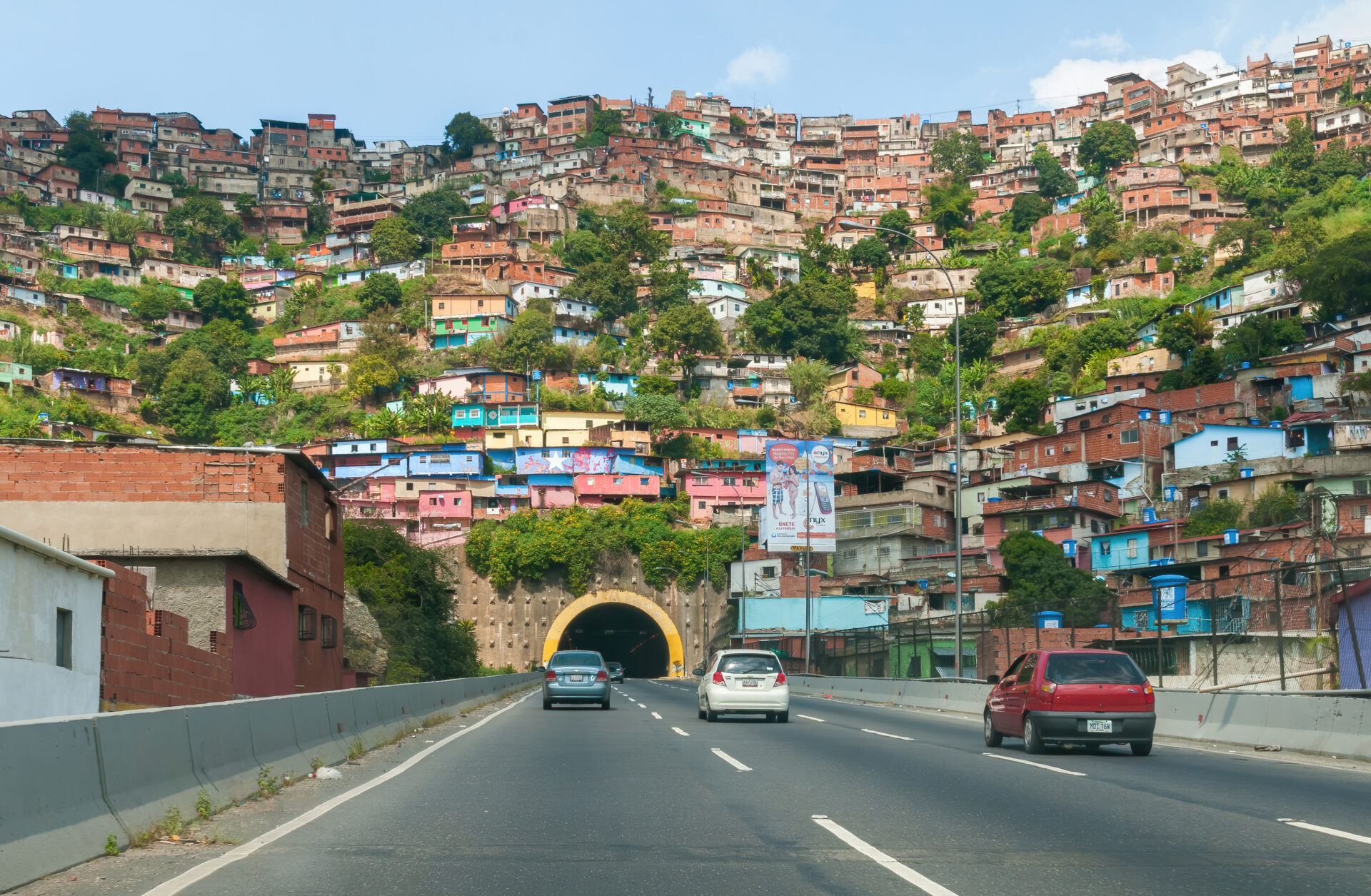 Estiman hasta 100 mil fallecidos tras devastador terremoto en Venezuela