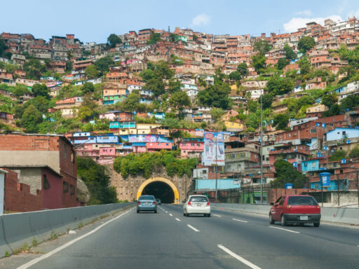 Estiman hasta 100 mil fallecidos tras devastador terremoto en Venezuela