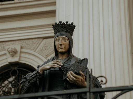 El lujo vuelve al Vaticano: El Papa León XIV retoma polémica tradición que el Papa Francisco había eliminado