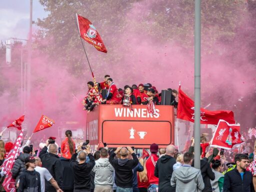 En estado crítico cuatro personas tras arrollamiento masivo en celebración del Liverpool
