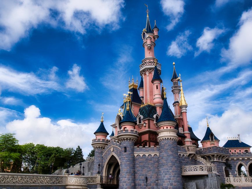 Un hecho sin precedentes: Disney y Universal demandan a MidJourney por violación de derechos de autor