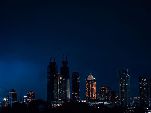 Huracán Erick llega a México y se convierte en tormenta tropical