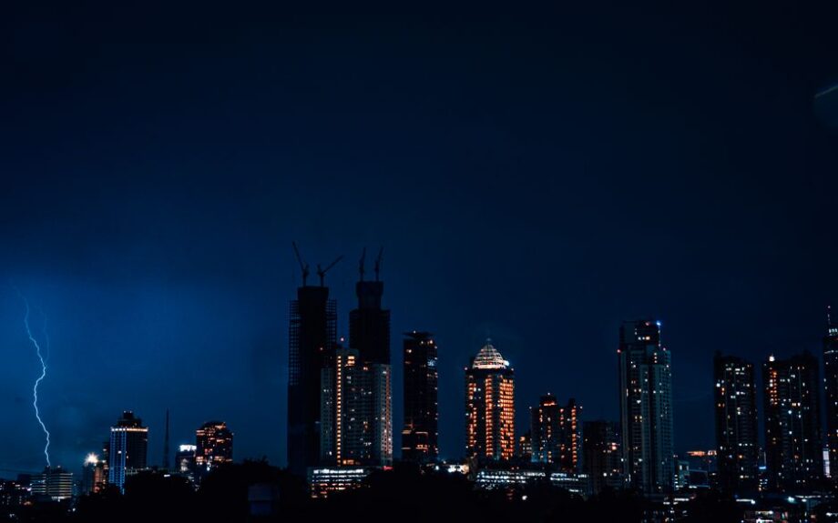 Huracán Erick llega a México y se convierte en tormenta tropical
