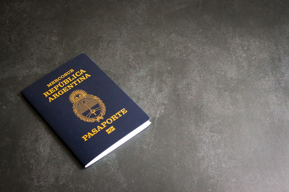 Javier Milei firma solicitud para que los argentinos viajen a EE. UU. sin visa