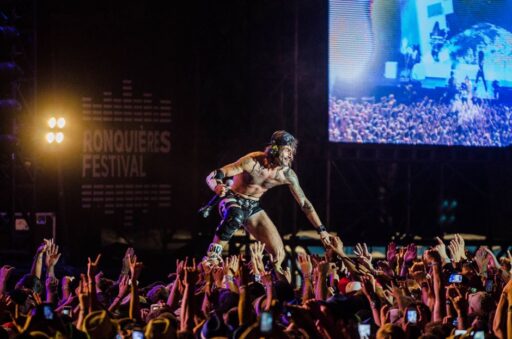 Maluma regañó a fan por llevar a su bebe a uno de sus conciertos y tenía razón