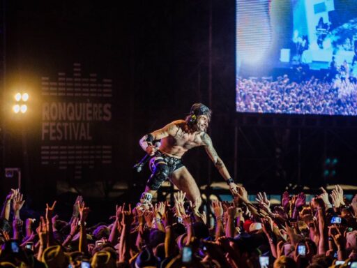 Maluma regañó a fan por llevar a su bebe a uno de sus conciertos y tenía razón