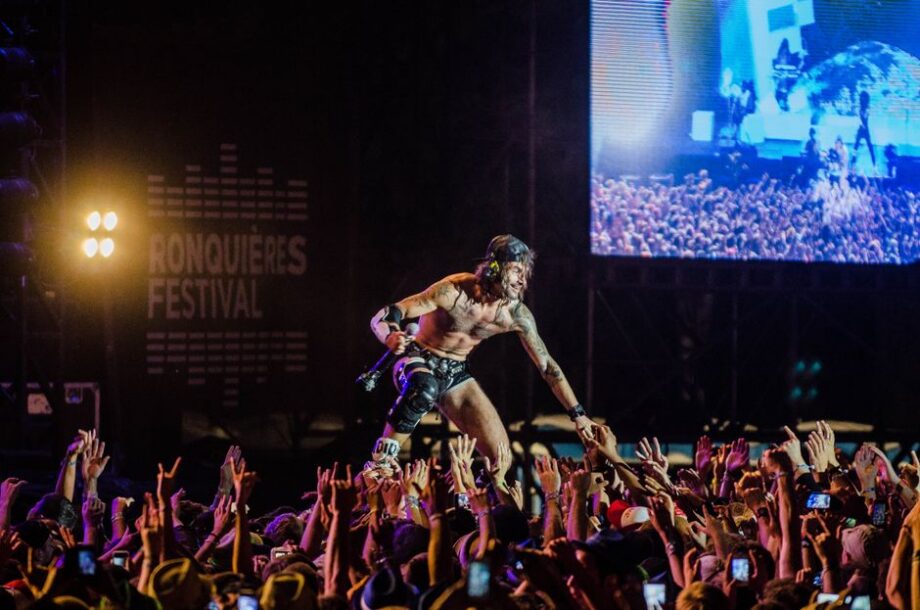 Maluma regañó a fan por llevar a su bebe a uno de sus conciertos y tenía razón