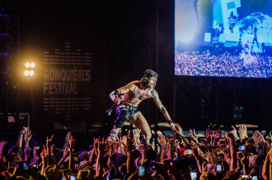 Maluma regañó a fan por llevar a su bebe a uno de sus conciertos y tenía razón