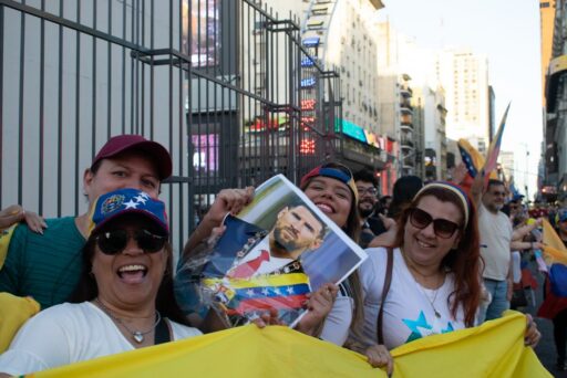 Nayib Bukele le propone a Maduro liberar presos políticos por repatriar a los 252 migrantes presos en el CECOT