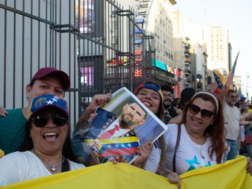 Nayib Bukele le propone a Maduro liberar presos políticos por repatriar a los 252 migrantes presos en el CECOT