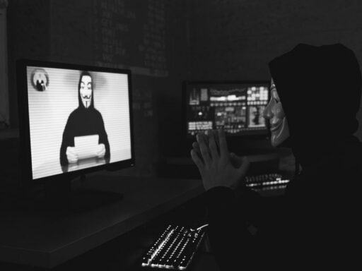Sigue estos 5 consejos para no ser víctima de hackers y verás cómo navegar en Internet puede ser más seguro