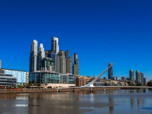 Economía de Argentina crece firmemente, mientras la inflación baja a niveles no vistos en años