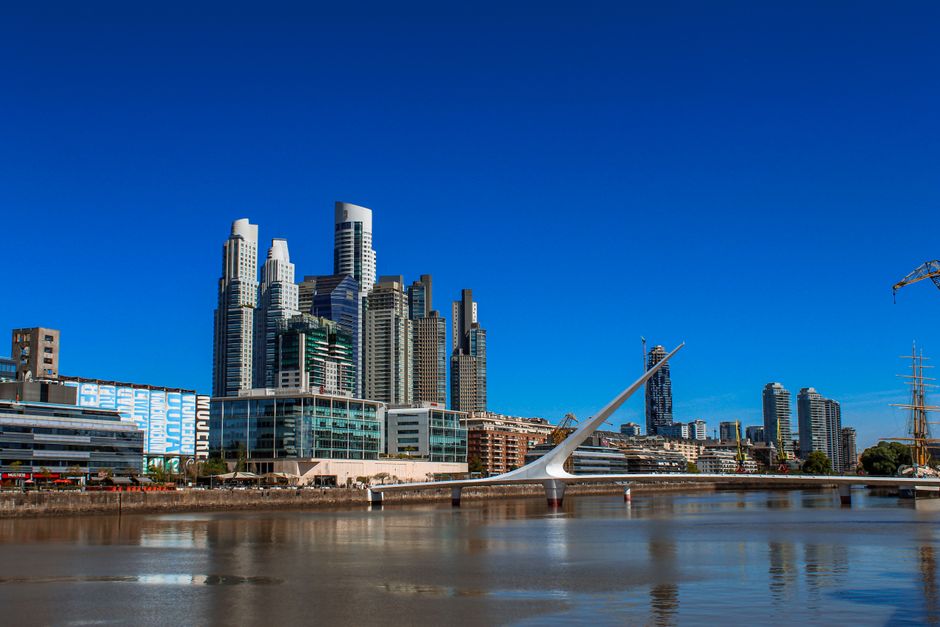Economía de Argentina crece firmemente, mientras la inflación baja a niveles no vistos en años