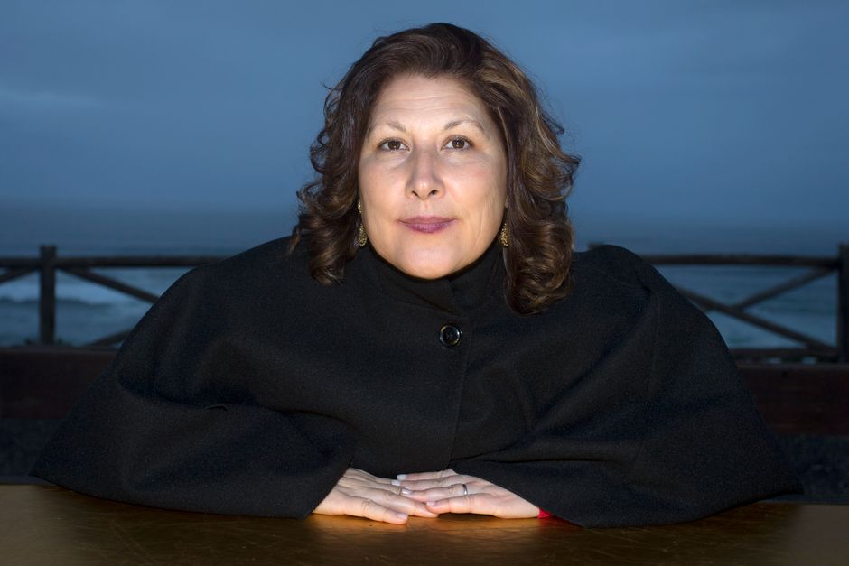 Isabel Allende, reconocida escritora chilena, ha presentado su nueva novela a los 82 años. Una obra que mantiene su estilo cuando retoma el tema familiar. 'Mi nombre es Emilia Valle', es otra novela que forma parte de la saga de la Familia Valle, la misma con la que inició su carrera literaria escribiendo 'La Casa de Los Espititus'.