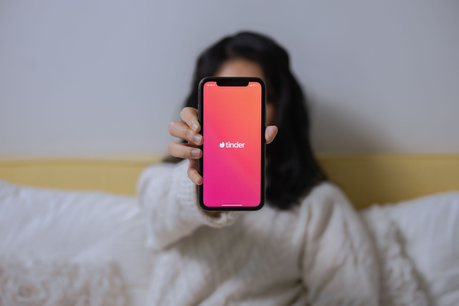El ‘estafador de Tinder’ tenía una orden de captura de la Interpol, con notificación roja. Su caso dio la vuelta al mundo gracias al documental de Netflix en 2022. Simon Leviet se hacía pasar por millonario, engañaba a las mujeres y luego les robaba su dinero.