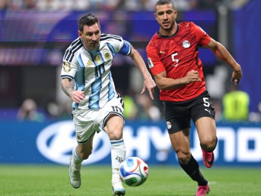 Argentina logra frustrante avance a los 4tos de final en el Mundial de fútbol