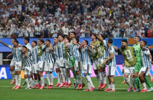 Argentina logra frustrante avance a los 4tos de final en el Mundial de fútbol — Oficial