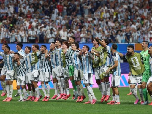 Argentina logra frustrante avance a los 4tos de final en el Mundial de fútbol — Oficial
