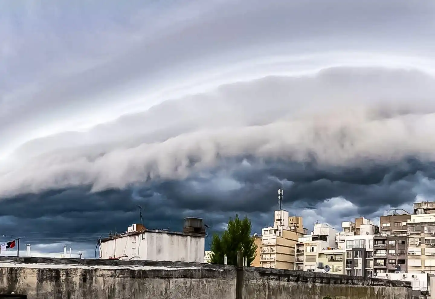Meteorólogo anuncia que, en horas, llegan tormentas destructivas a Uruguay