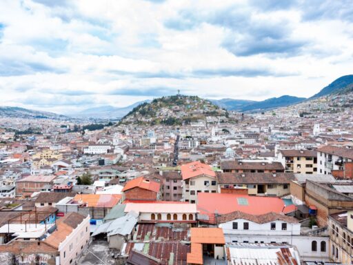 En Ecuador detienen a 2 personas con material explosivo para terrorismo en Colombia