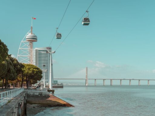 En Lisboa, trágico accidente deja 15 fallecidos al descarrilarse un funicular turístico
