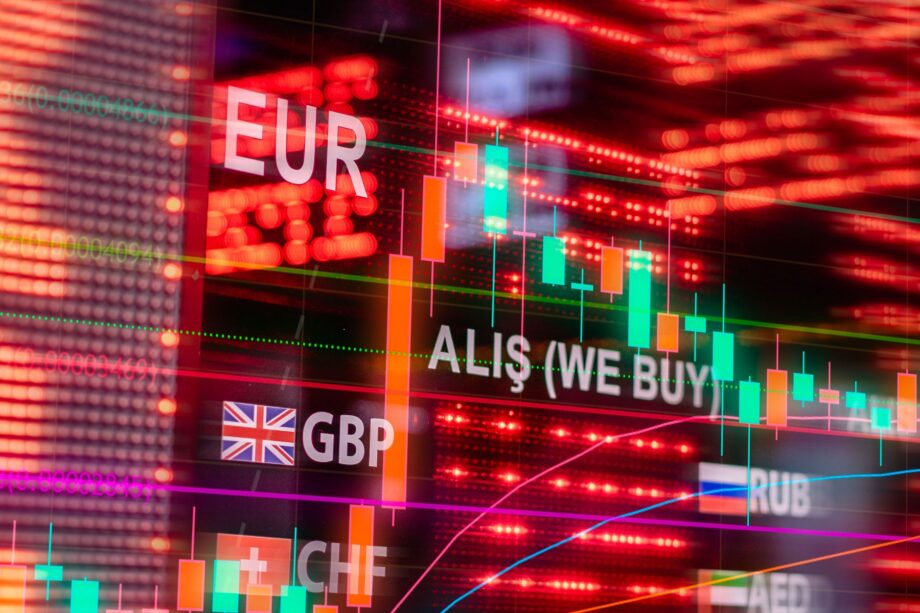 El dólar global toma fuerza tras recortes de la Reserva Federal