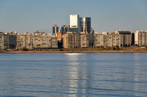 Uruguay baja su déficit físcal en un 4%