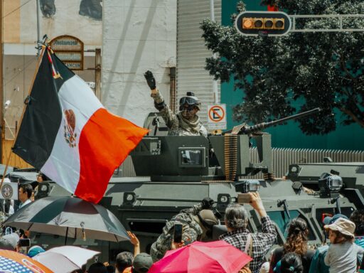 Donald Trump lanza heces a manifestantes