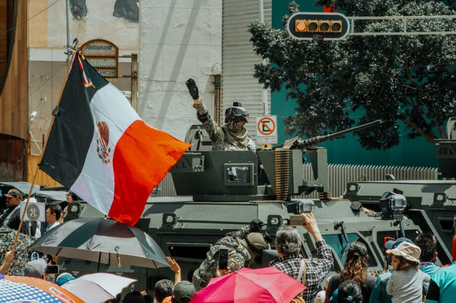 Donald Trump lanza heces a manifestantes