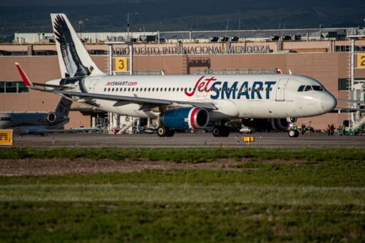Aerolíneas internacionales cancelan vuelos a Venezuela tras alerta de acciones militares por parte de Estados Unidos