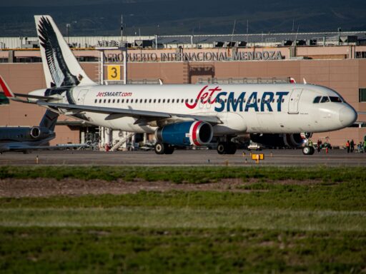 Aerolíneas internacionales cancelan vuelos a Venezuela tras alerta de acciones militares por parte de Estados Unidos