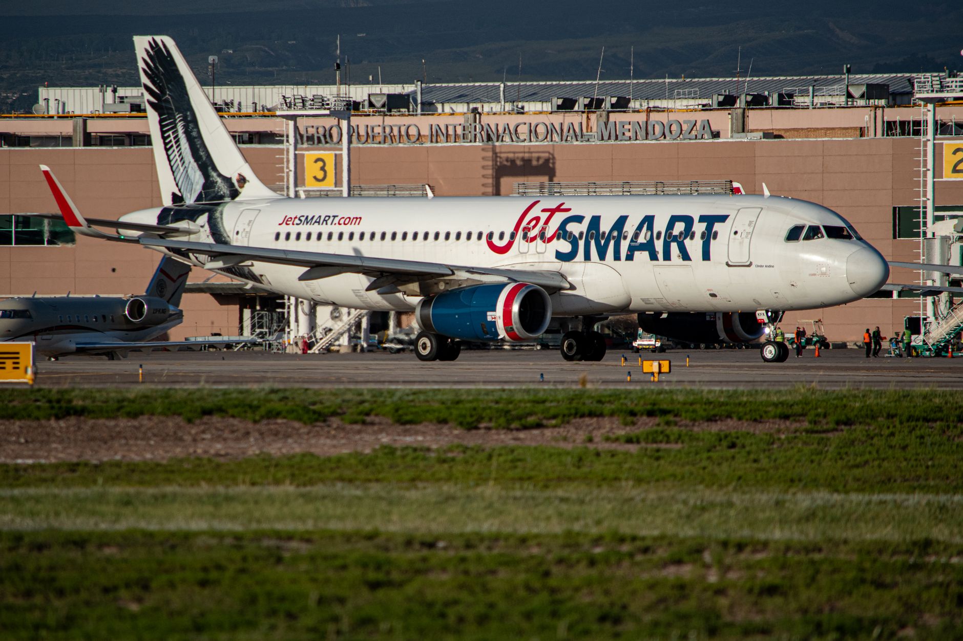 Aerolíneas internacionales cancelan vuelos a Venezuela tras alerta de acciones militares por parte de Estados Unidos