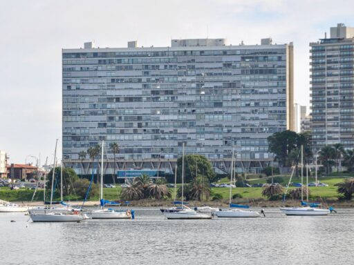 Uruguay lidera el ranking de países latinos con más calidad de vida en 2025