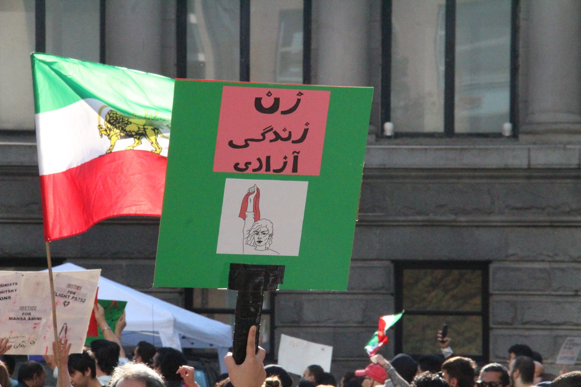 Irán bombardea las embajadas de Estados Unidos