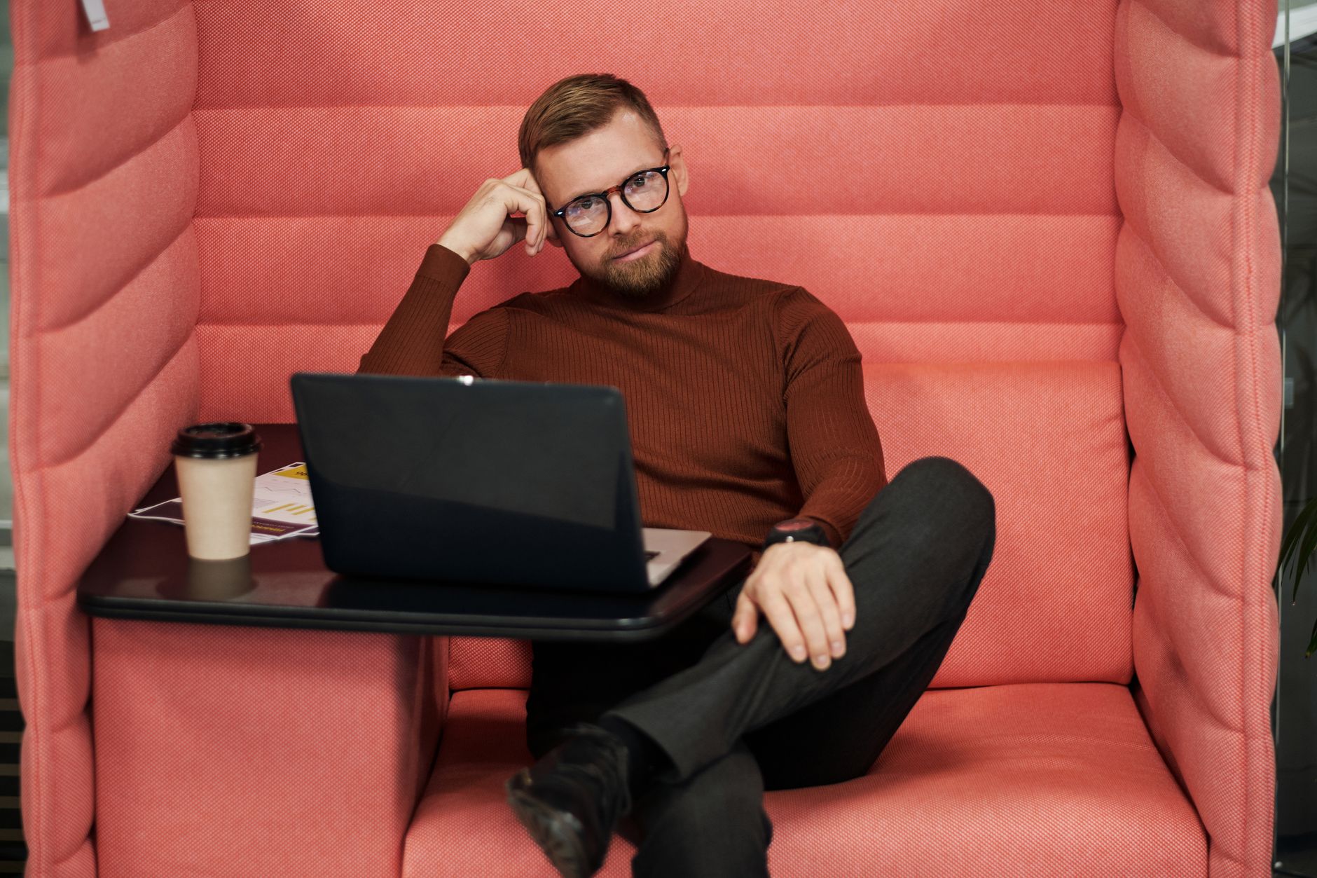 estrés laboral - Beneficios de la meditación en el trabajo