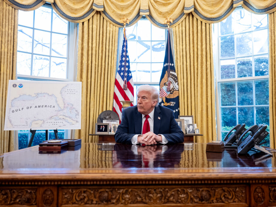 Donald Trump lanza heces a manifestantes