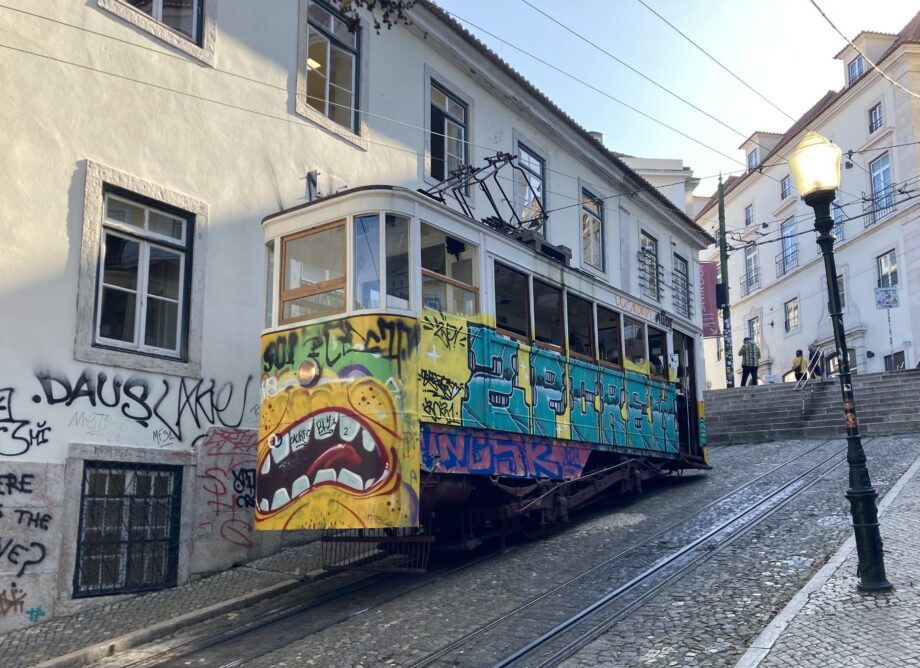 En Lisboa, trágico accidente deja 15 fallecidos al descarrilarse un funicular turístico — Esencial
