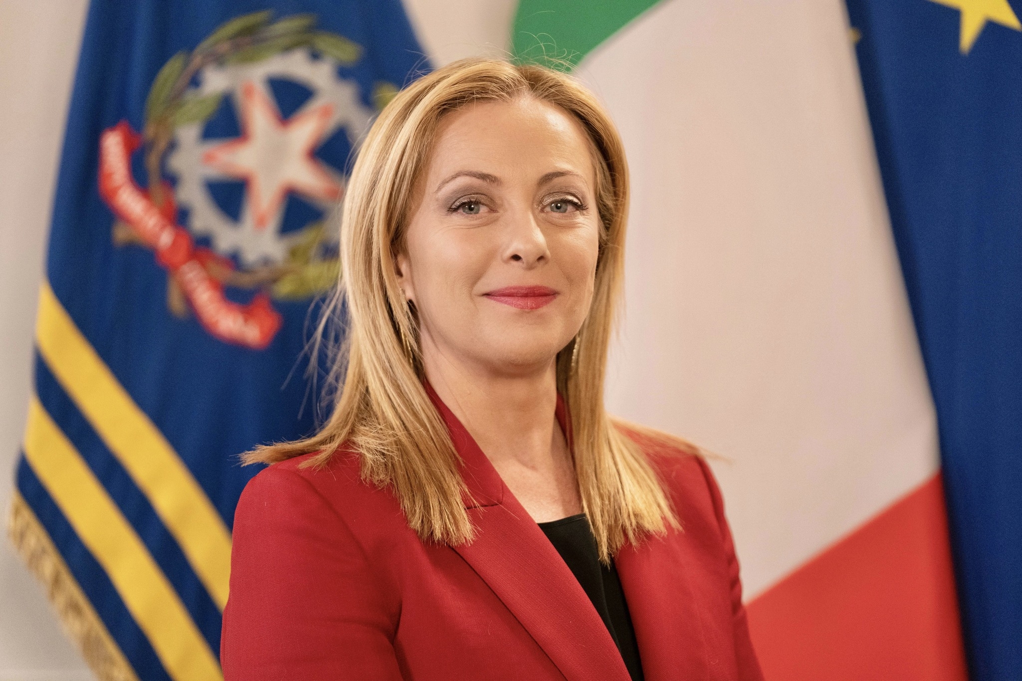 Giorgia Meloni recibe abucheos en Tarento, retrato oficial