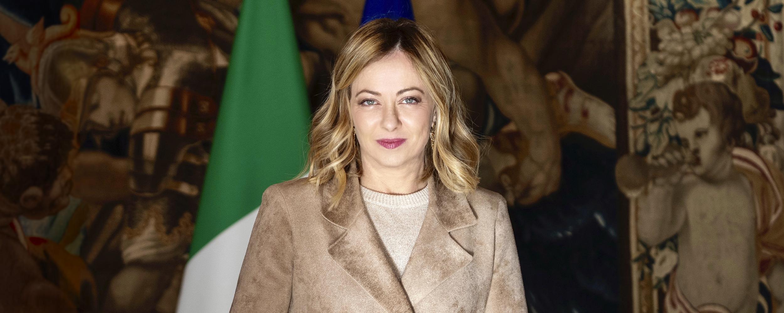 Giorgia Meloni visita a los Carabinieri, retrato oficial